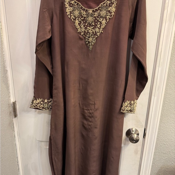 Indian Punjabi Pakistani silk Brown and Gold Long Sleeve V-Neck Salwar suit - Picture 4 of 12